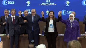 Burcu Köksal AK Parti’ye katıldı: Erdoğan rozetini taktı, ilk açıklamasını yaptı