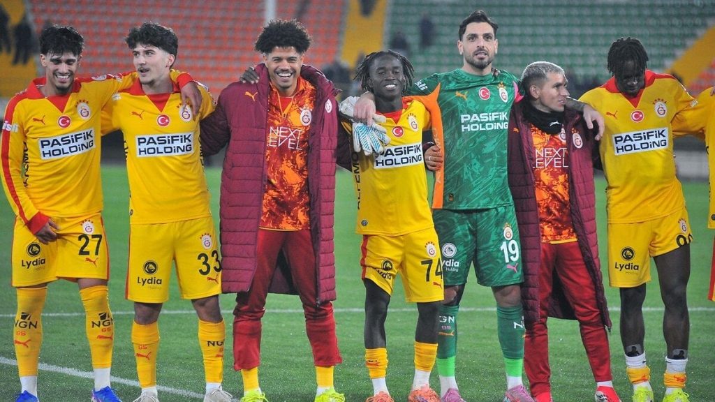 Galatasaray’da 4 futbolcu kariyerinde ilk şampiyonluk sevincini yaşadı